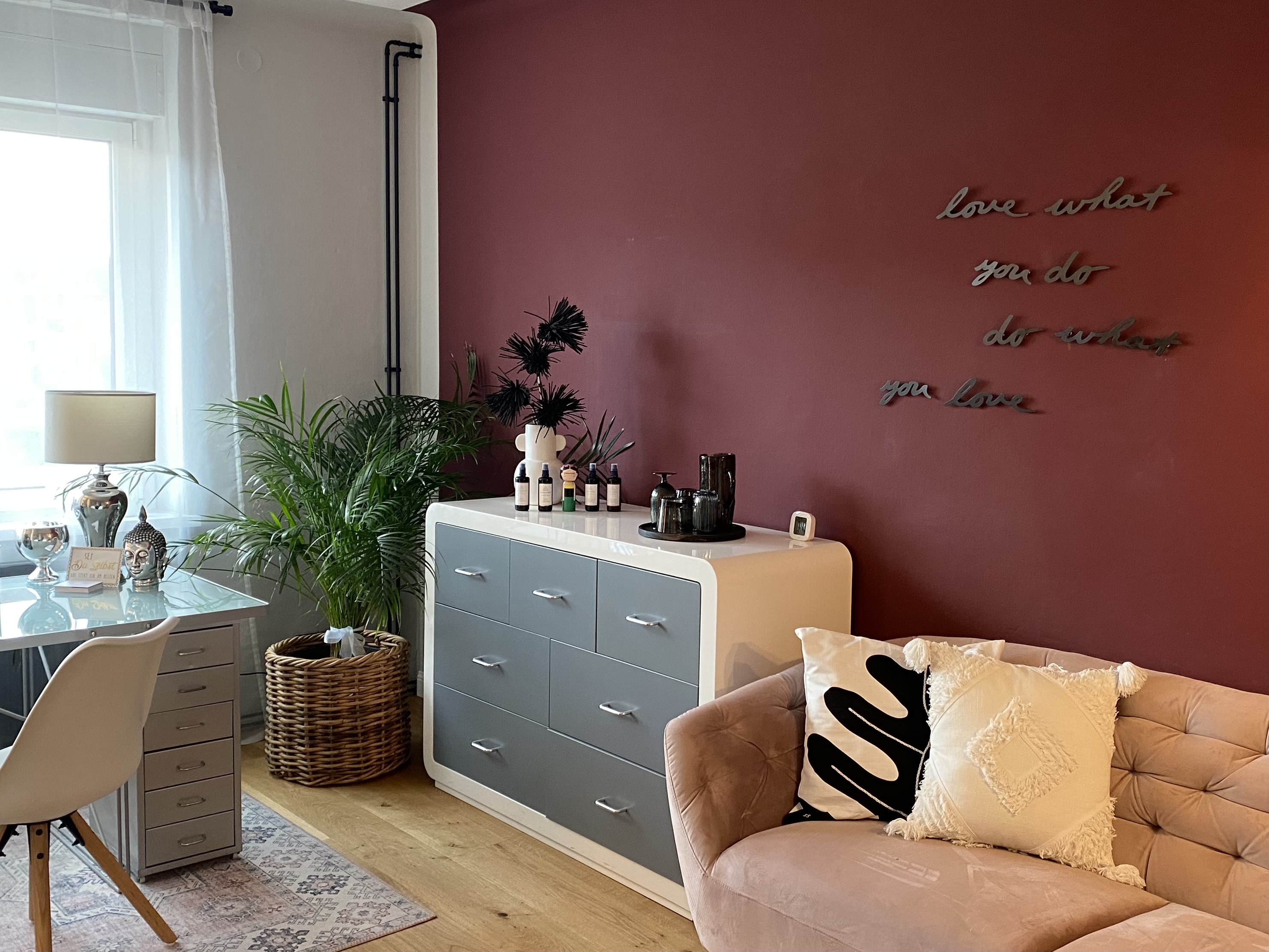 Heller und harmonisch eingerichteter Praxisraum mit gemütlicher Couch als Titelbild für Kontat und Terminvereinbarung